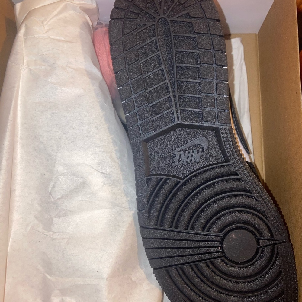 Air Jordan retro 1s low - Picture 2 of 3